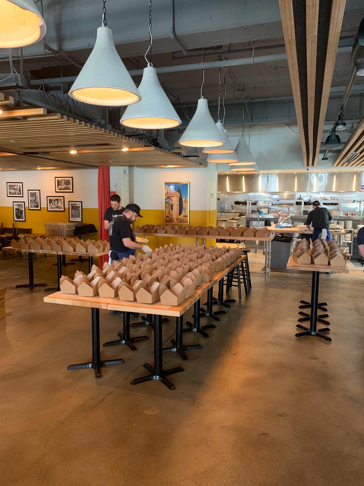 老鷹招募下崗員工在餐廳工作，為醫(yī)護(hù)人員提供餐食